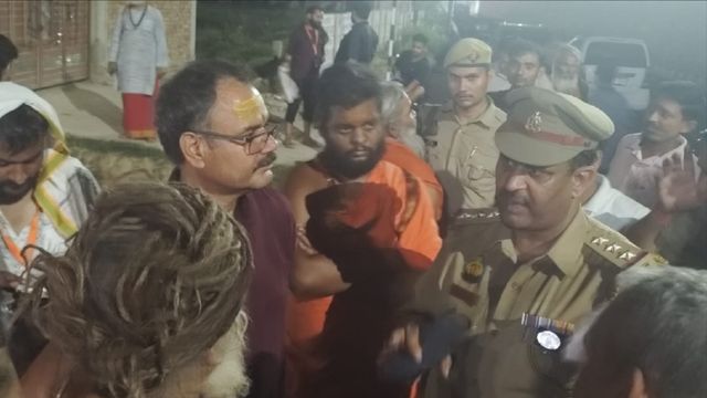 कन्नौज में रात्रि विश्राम का स्थान न मिलने पर धरने पर बैठे स्वामी अविमुक्तेश्वरानंद, पुलिस से हुई नोकझोंक
