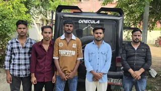 स्टंटबाजी कर रहे पांच बराती गिरफ्तार।