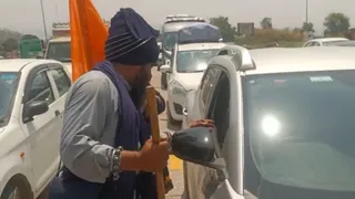 मनाली हाईवे पर गरामोड़ा के पास हिमाचल की गाड़ियों से टैक्स वसूलते निहंग सिख।
