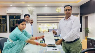 धनबाद डीआरएम को मांग पत्र सौंपती विधायक रागिनी सिंह।