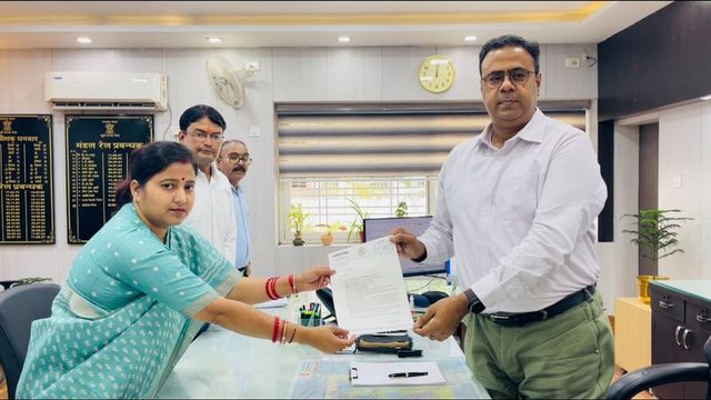 झरिया विधायक रागिनी सिंह ने डीआरएम को सौंपा मांग पत्र, रेलवे सुविधाओं व विकास कार्यों पर दिया जोर
