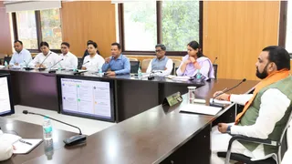 समीक्षात्मक बैठक करते मुख्यमंत्री सम्राट चौधरी, साथ में उद्योग मंत्री श्रेयसी सिंंह व अन्य। सौ-एक्स