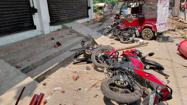 सारण में एक घंटे तक तांडव: पथराव, मारपीट और फायरिंग से मची अफरातफरी, पिलर गाड़ने पर भड़का व‍िवाद 
