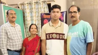 दादी और चाचा के साथ वैभव! फोटो: जागरण