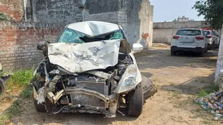 एक्सीडेंट के बाद क्षतिग्रस्त कार।