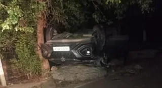 आगरा एक्सप्रेस वे की हवाई पट्टी से इमरजेंसी स्ट्रिप कट के पास पलटी कार। फोटो- ग्रामीण