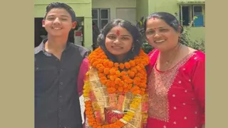 राज्य कर अधिकारी के पद पर चयनित अंजली नेगी को बधाई देते स्वजन। स्वयं