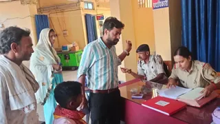 थाने में आवेदन देने पहुंचे सीओ। जागरण