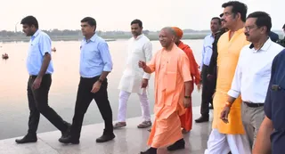 चिलुआताल के पर्यटन विकास एवं सौन्दर्यीकरण के लोकार्पण के बाद अवलोकन करते मुख्यमंत्री योगी आदित्यनाथ। जागरण