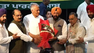 भाजपा के पूर्व प्रधान सुनील जाखड़, तरुण चुग व केंद्रीय राज्य मंत्री रवनीत बिट्टू नवनियुक्त प्रधान को सम्मानित करते हुए।