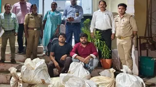 जौनपुर में एएसपी ने ग्राहक बनकर पकड़ा 234 किलो प्रतिबंधित दोहरा, बर्तन दुकान की आड़ में चल रहा था कारोबार।