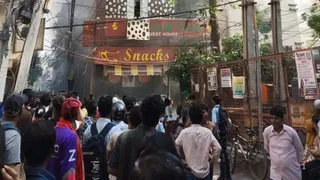 दक्षिणी दिल्ली के मालवीय नगर स्थित एक रेस्टोरेंट में भीषण अग्निकांड के बाद दिल्ली के महापौर प्रवेश वाही ने उच्चस्तरीय जांच के आदेश दिए हैं।