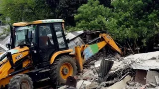 छात्रों के भविष्य से खिलवाड़ करने वाले को सबक: नीट पेपर लीक के मुख्य आरोपी की इमारत पर चला बुलडोजर