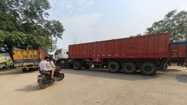 तनाव दूर कराने जा रहे थे, जाम ने और बढ़ा दिया टेंशन; मानसिक अस्पताल मार्ग पर ट्रकों का कब्जा