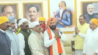 महाराजा रणजीत सिंह की तस्वीर के साथ नवनियुक्त प्रधान केवल ढिल्लों।
