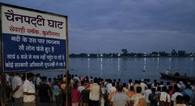 नारायणी नदी में फंसी 80 ग्रामीणों से भरी नाव, कुशीनगर पुलिस ने देर रात तक चलाया बचाव अभियान
