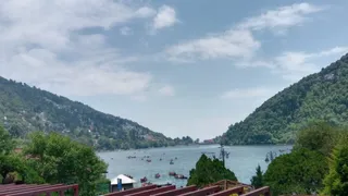 नैनीताल की झील।