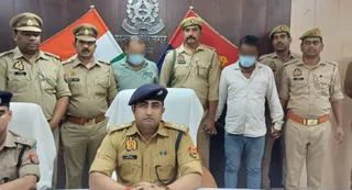 फर्जी फर्मों के जरिए करोड़ों की जीएसटी चोरी करने के मामले में गिरफ्तार किए गए इनामी जालसाजों के बारे में जानकारी देते एसपी संदीप कुमार मीना।