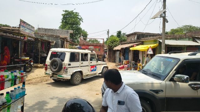 भैरोगंज पुलिस के आगे-आगे दौड़ता रहा ओवरलोड ट्रक, नहीं हुई कोई कार्रवाई; जनता ने उठाए सवाल
