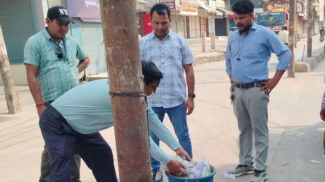 सड़क पर कूड़ा फेंकने वाले बैंककर्मी की किरकिरी, नगर निगम की टीम ने कहा...अपने हाथ से ही उठाओ
