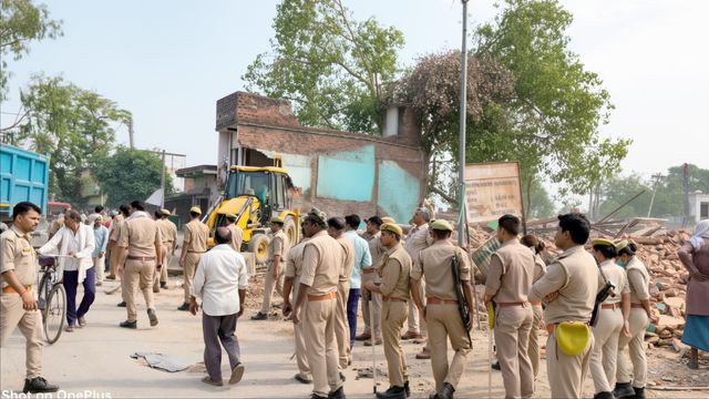 उन्नाव में बनने वाली रिंग रोड की जद में आ रही 40 बाउंड्रीवॉल और पिलरों पर गरजा बुलडोजर, भारी पुल‍िस बल रहा मौजूद
