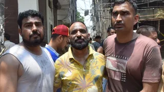 लोगों को सीपीआर देकर बचाने वाले शोएब, वसीम और इकरार (बायें से)।