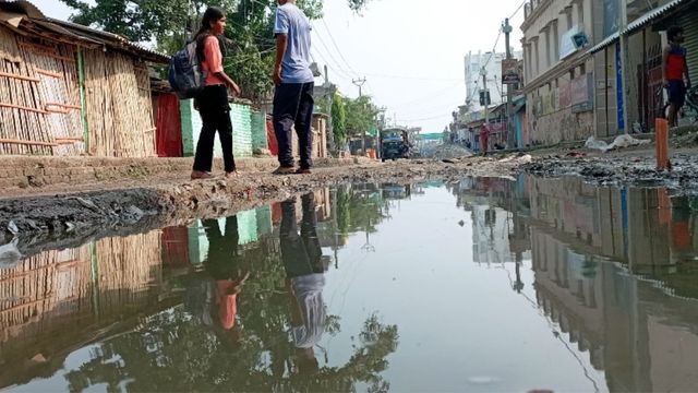 सड़क पर वाहनों के आवागमन से प्रभावित हो रहा था निर्माण, प्रशासन ने की सख्‍ती, घोघा स्टेशन रोड पर वाहनों की नो-एंट्री

