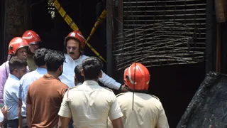 मालवीय नगर स्थित हौजरानी गेस्ट हाउस में लगी आग के बाद निरीक्षण करते दिल्ली सरकार के मंत्री आशीष सूद। जागरण