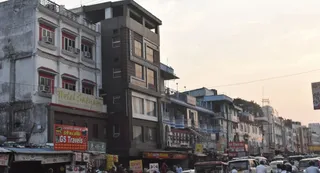 रेलवे स्टेशन पर लाइन से बने होटल और गेस्ट हाउस। जागरण