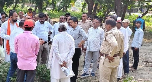 कुशीनगर में मंदिर की भूमि पर कब्जा का आरोप, प्रशासन ने रोका निर्माण