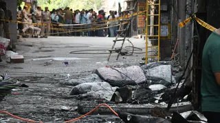 आग के दौरान इमारत में फंसे लोगों ने इन्हीं गद्दों पर कूद कर बचाई अपनी जान। हरीश कुमार