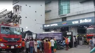 प्रसाद हॉस्पिटल में गुरुवार को आग लगने के बाद पहुंचीं फायर ब्रिगेड की गाड़ियां। सभी फोटो: जागरण