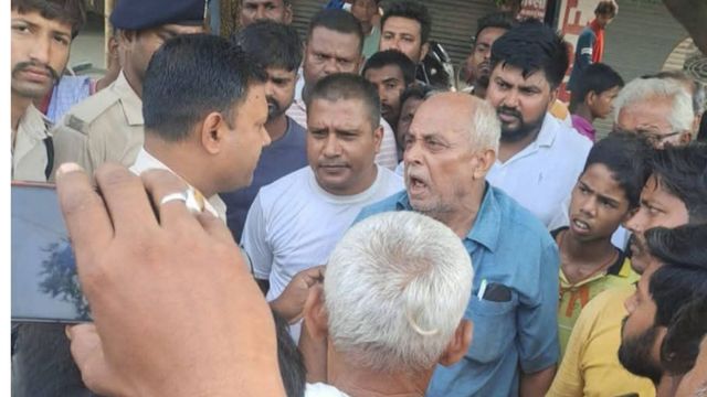 गैस आपूर्ति ठप होने पर फूटा लोगों का गुस्सा, बेनीपुर-दरभंगा मुख्य सड़क जाम