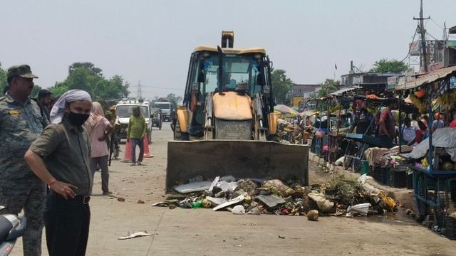 Gaya News: बाराचट्टी में जीटी रोड पर चला प्रशासन का बुलडोजर, अतिक्रमणकारियों को जेल भेजने की चेतावनी
