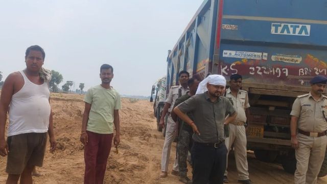 गया में श्मशान घाट से बालू खनन का आरोप, प्रशासनिक जांच तेज; सीओ ने मारा छापा
