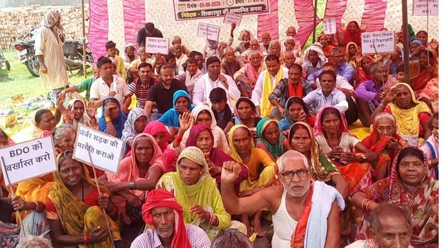 नरकटियागंज में पेंशन रिश्वतखोरी पर ग्रामीणों का धरना, बीडीओ पर लगे गंभीर आरोप
