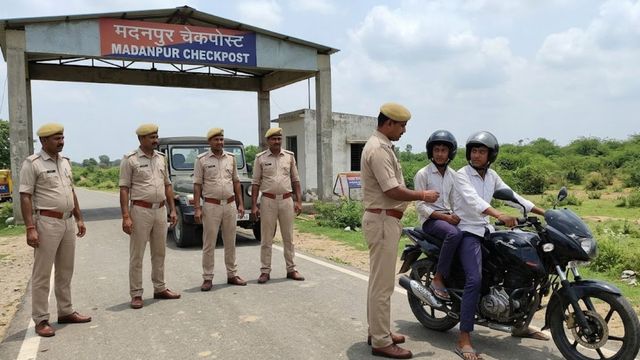 'पैसे दो, नहीं तो गलत मुकदमे में फंसाकर जेल भेज देंगे', बगहा उत्पाद टीम ने धमकी देकर छीने 1 लाख
