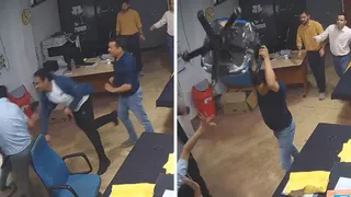 देहरादून स्थित राजकीय पॉलीटेक्निक पित्थूवाला में शिक्षकों व कर्मचारियों के साथ मारपीट करते छात्र के परिजन।