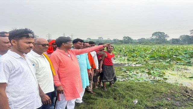 सांसद ढुलू महतो कमलिया बांध का लिया जायजा, जीर्णोद्धार का दिया आश्वासन
