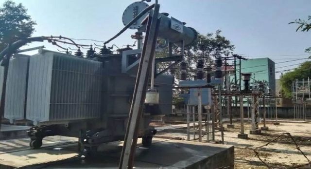 वाराणसी में बिजली संकट, उपभोक्ताओं के विरोध के बाद बदला गया ट्रांसफार्मर