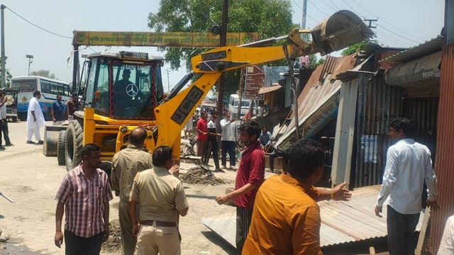 उत्तराखंड के कलियर में उत्तर प्रदेश सिंचाई विभाग का Bulldozer Action, दोबारा कब्जे पर 30 अवैध दुकानें ध्वस्त
