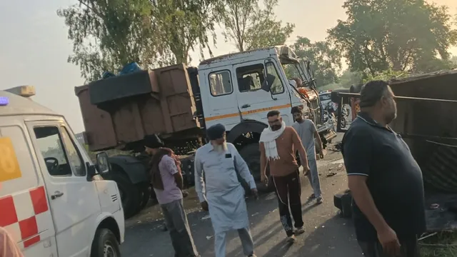 दुर्घटनाLस्थल पर क्षतिग्रस्त वाहन व घायलों को लेने पहुंची एम्बुलेंस।