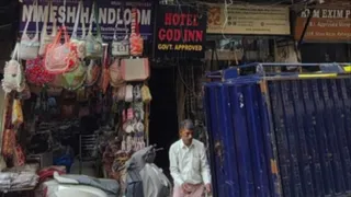 दो होटलों की एक सीढ़ी। जागरण