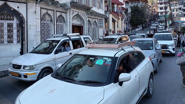 वीकेंड से पहले हल्द्वानी में लगा भीषण जाम, आज से रूट डायवर्जन लागू; पर्यटकों के वाहनों की नो एंट्री
