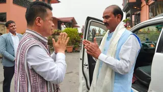 मंत्री टम्टा को स्वागत करते हुए गेजिंग के जिला अधिकारी। जागरण