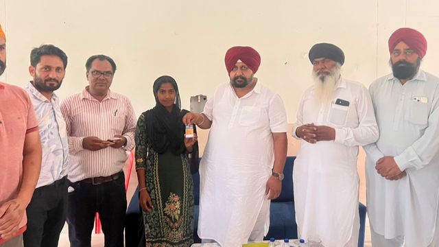 पंजाब में स्मार्ट राशन कार्ड वितरण शुरू, विधायक भुल्लर ने दी 'मेरी रसोई' योजना की जानकारी
