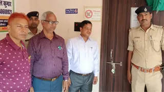 सुपौल बाजार स्थित एक निजी अस्पताल में जांच करते स्वास्थ्य विभाग एवं प्रशासन की संयुक्त टीम। सौजन्य- ग्रामीण