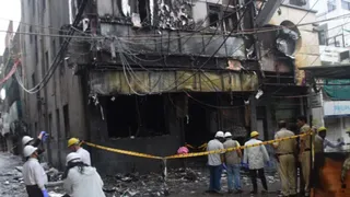 सैदुलाजाब में इमारत गिरने और हौजरनी में आग लगने की दो दुर्घटनाओं में 28 लोगों की जान चली गई।