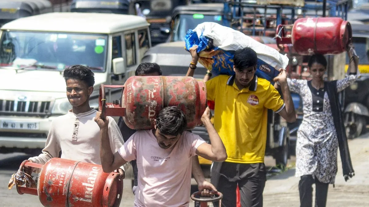 'हर सिलिंडर पर कंपनियों को हो रहा 700 रुपये का नुकसान', LPG के दाम बढ़ने पर  आया सरकार का बयान - lpg cylinder supply cost has risen to over rs 1600  government absorbs rs 700 under recovery amid increase in saudi cp