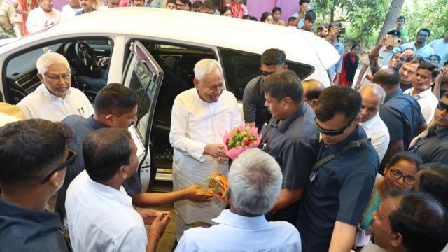 नीतीश कुमार 40 साल बाद अचानक पहुंचे मौसी के घर, पूर्व CM को देख लोगों के खिले चेहरे
